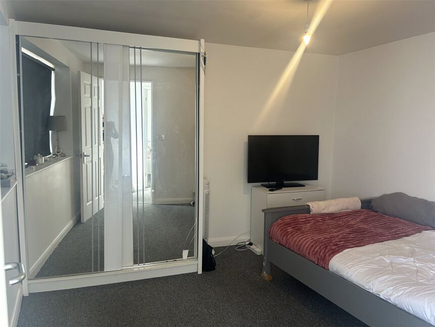 Flat Meadfield Road in Slough