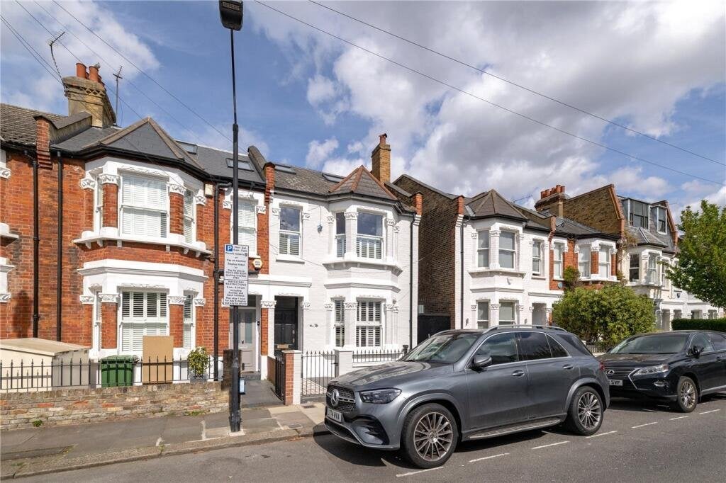 House Lysia Street in Greater London