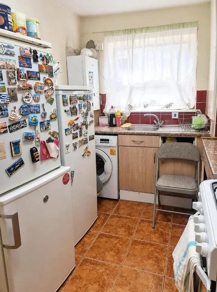 Room Field Road in Greater London