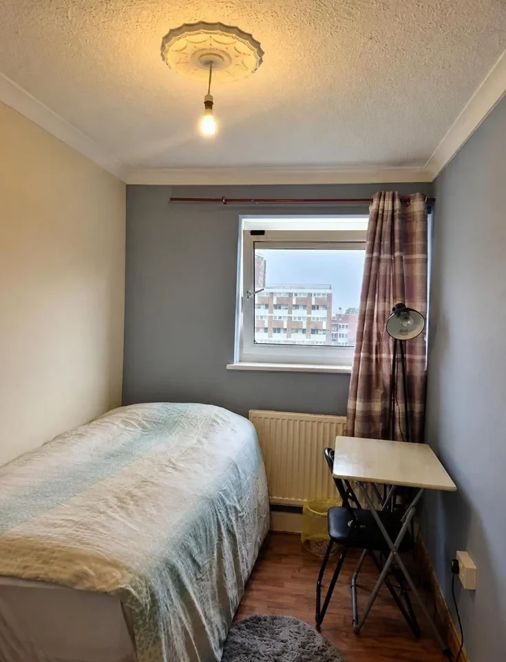 Room Field Road in Greater London