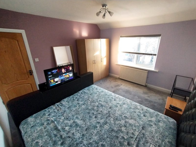 Room Long Drive in Greater London