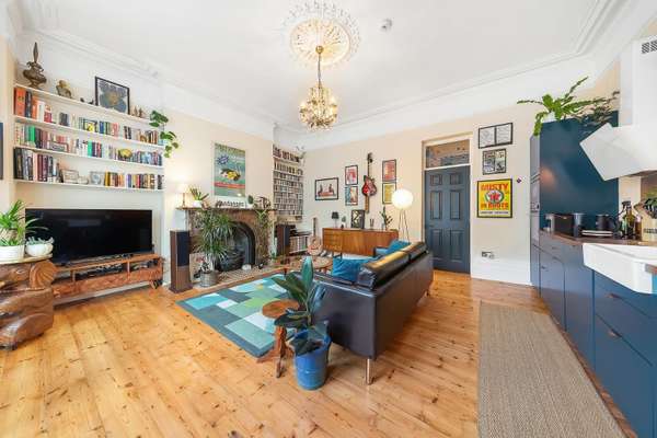 Flat Josephine Avenue in Greater London