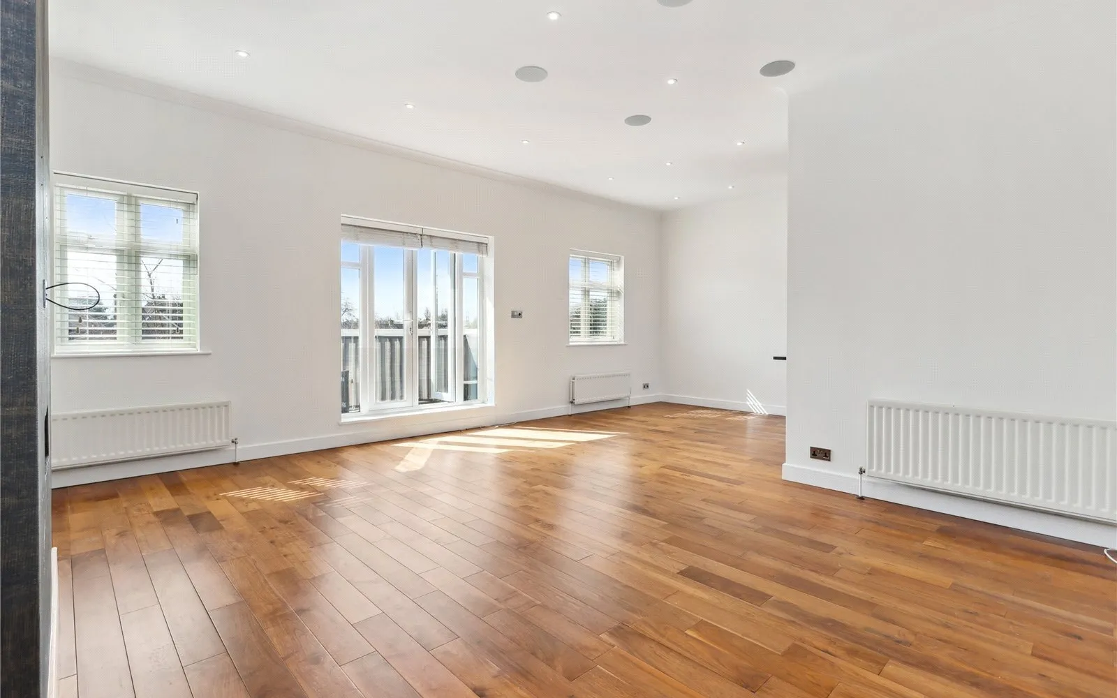 Flat Balfour Road in Elmbridge