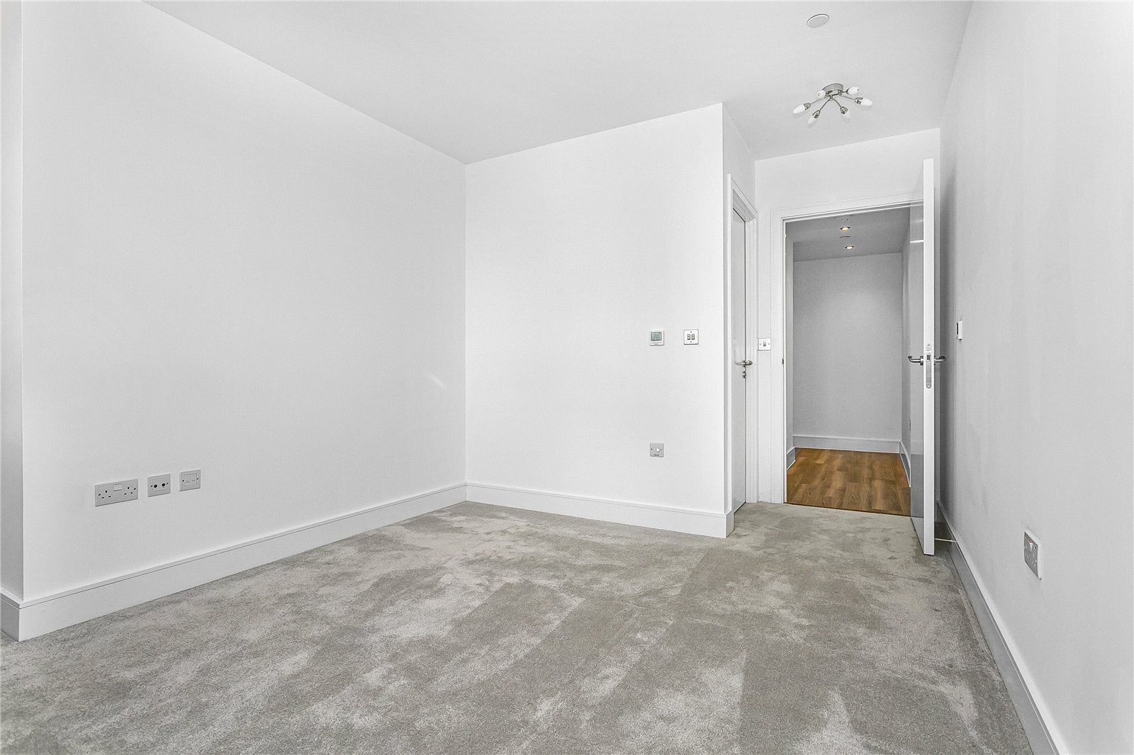 Flat Healum Avenue in Greater London