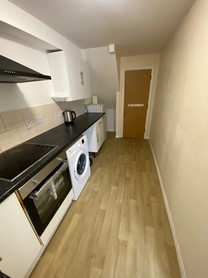 Room Milton Way in Greater London