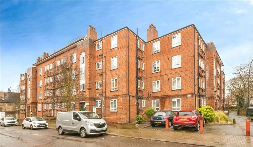 Flat Triangle Place in Greater London
