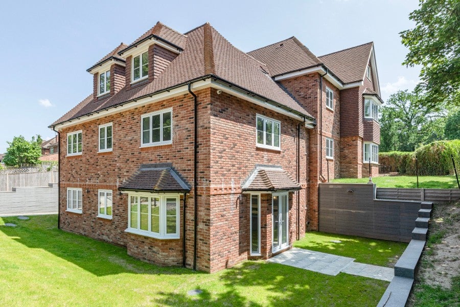 Flat Sheerwater Road in Woking