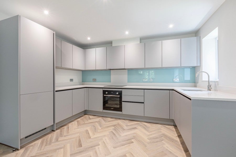 Flat Sheerwater Road in Woking