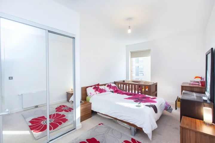 Flat Rathbone Street in Greater London