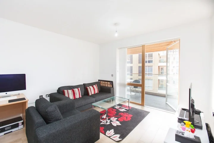Flat Rathbone Street in Greater London
