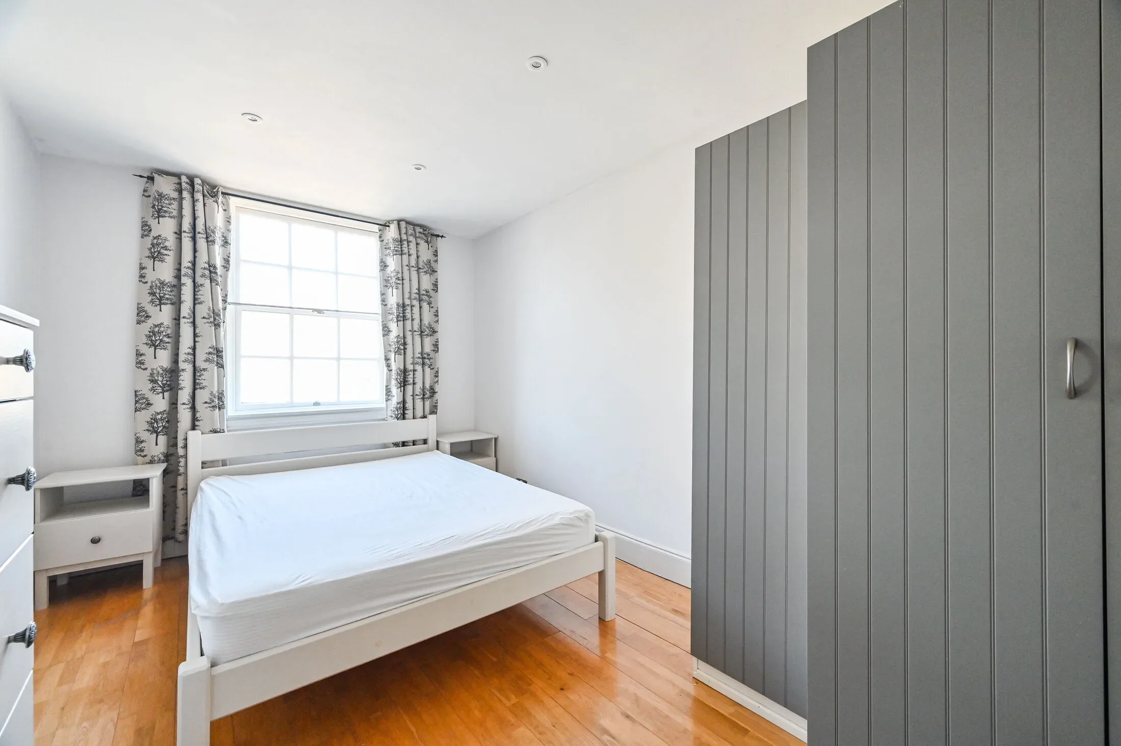 Flat Wellington Way in Greater London