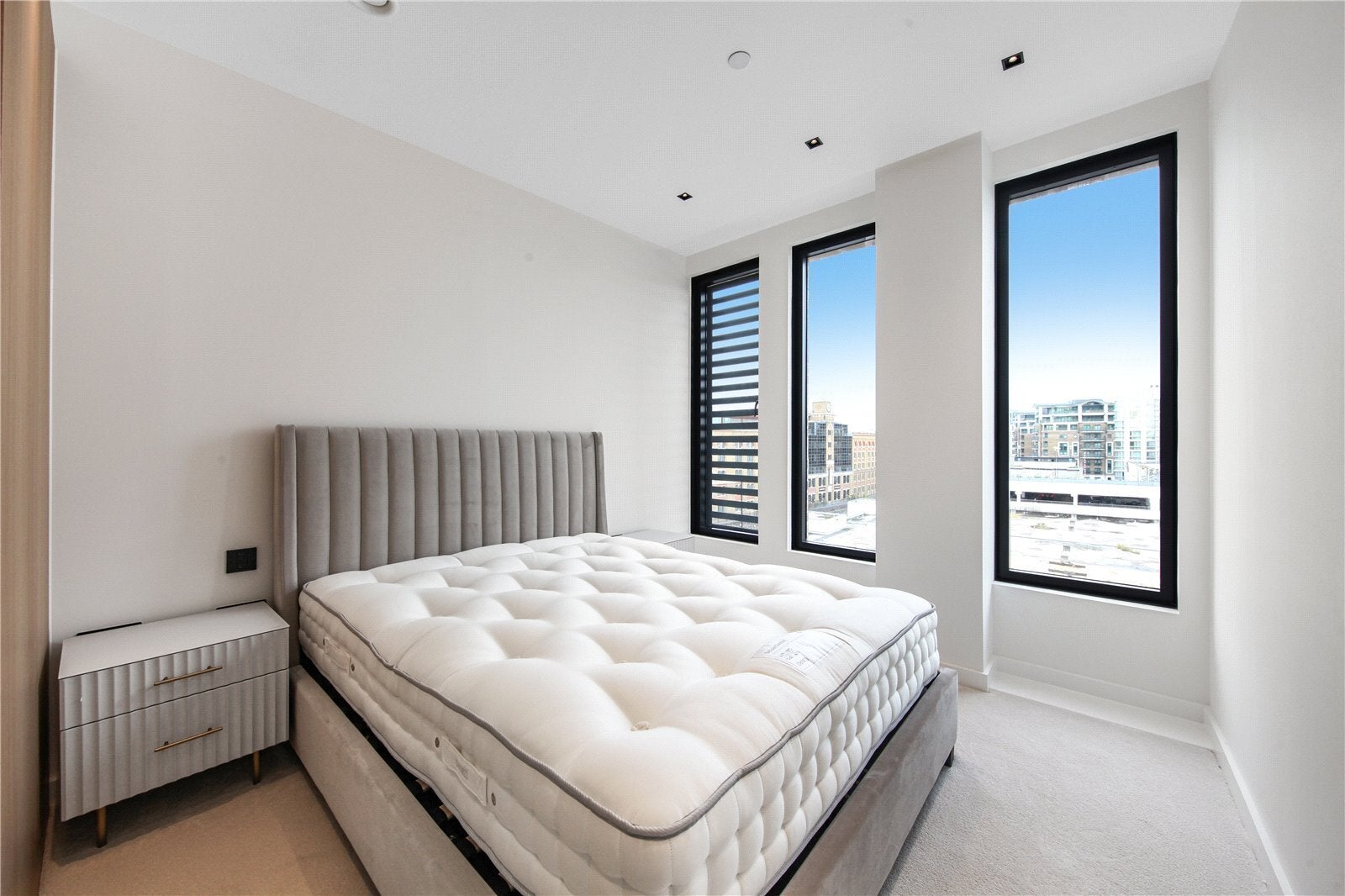 Flat Cluny Mews in Greater London