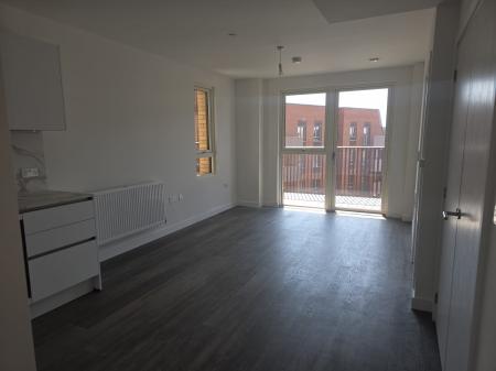 Flat Cumberland Road in Greater London