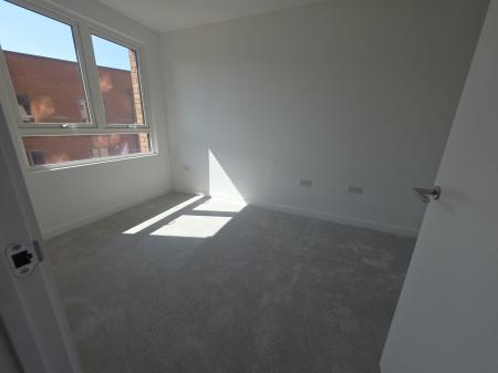 Flat Cumberland Road in Greater London