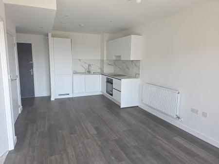 Flat Cumberland Road in Greater London