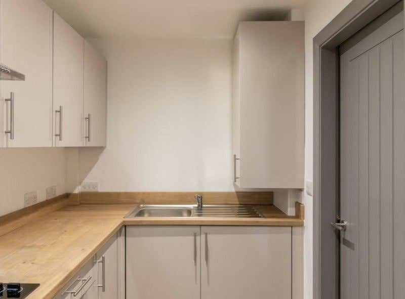 Room Deepdene Road in Sunderland