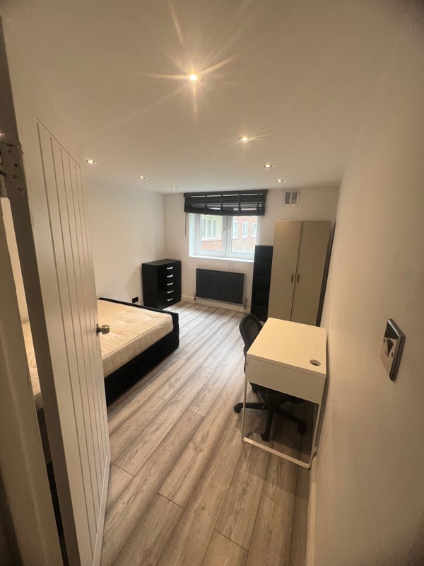 Room Hunton Street in Greater London