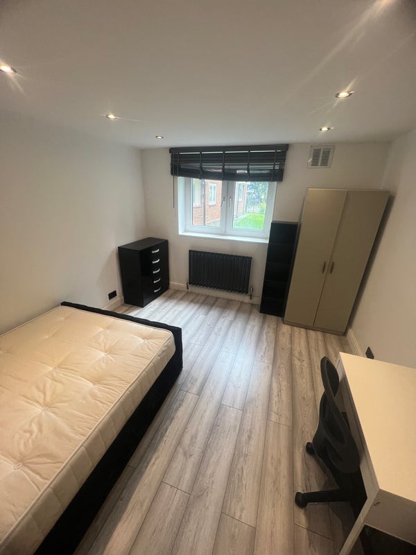 Room Hunton Street in Greater London