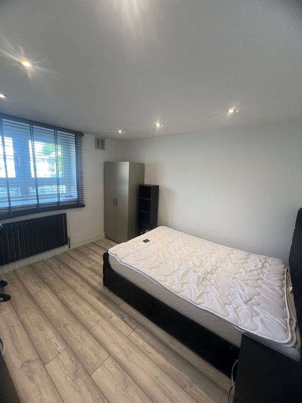 Room Hunton Street in Greater London