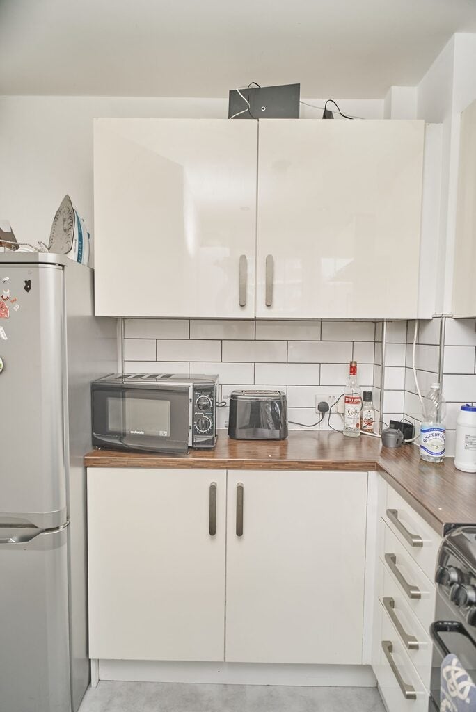 Room Pembury Road in Greater London