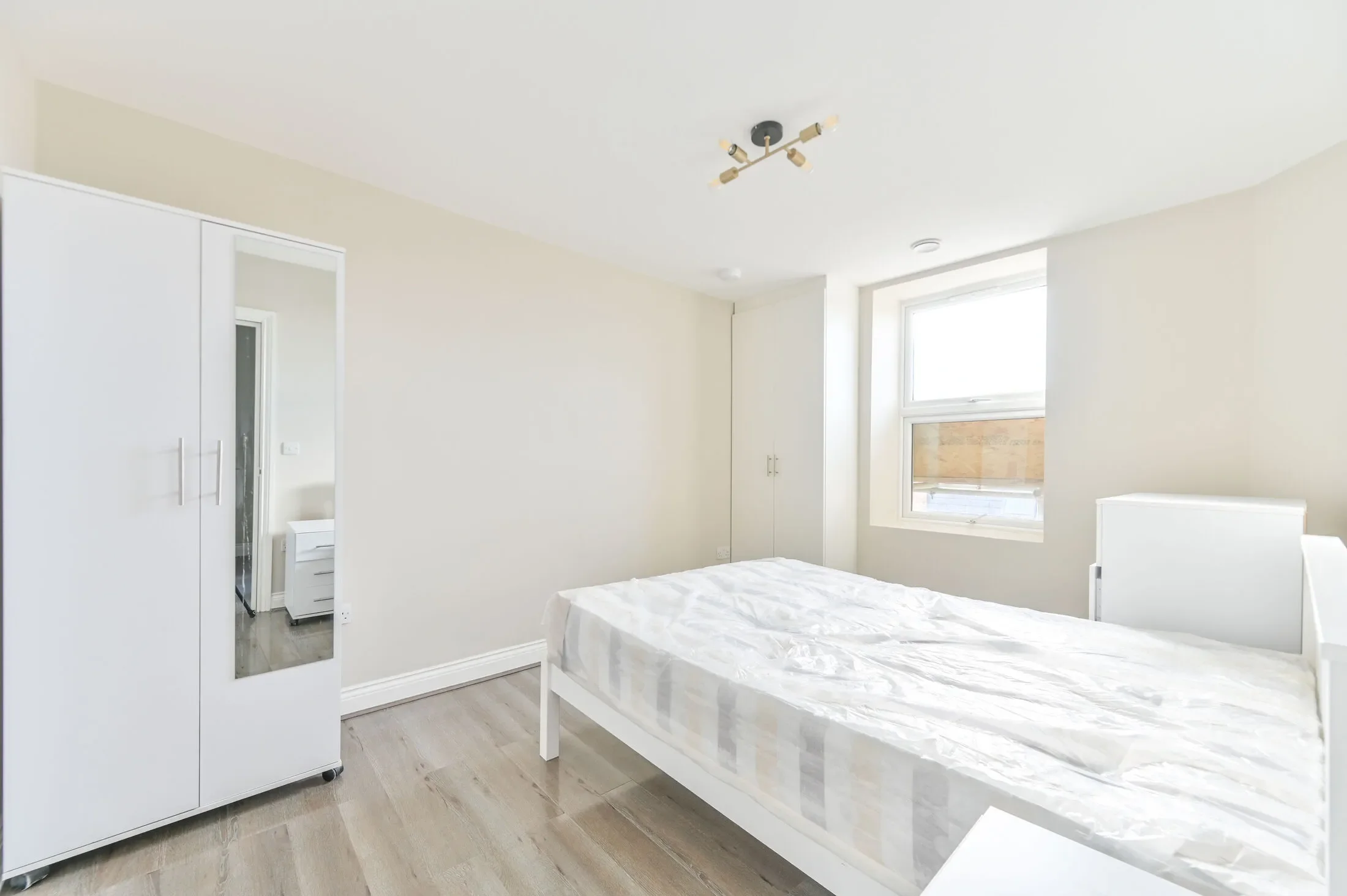 Flat Devonport Road in Greater London