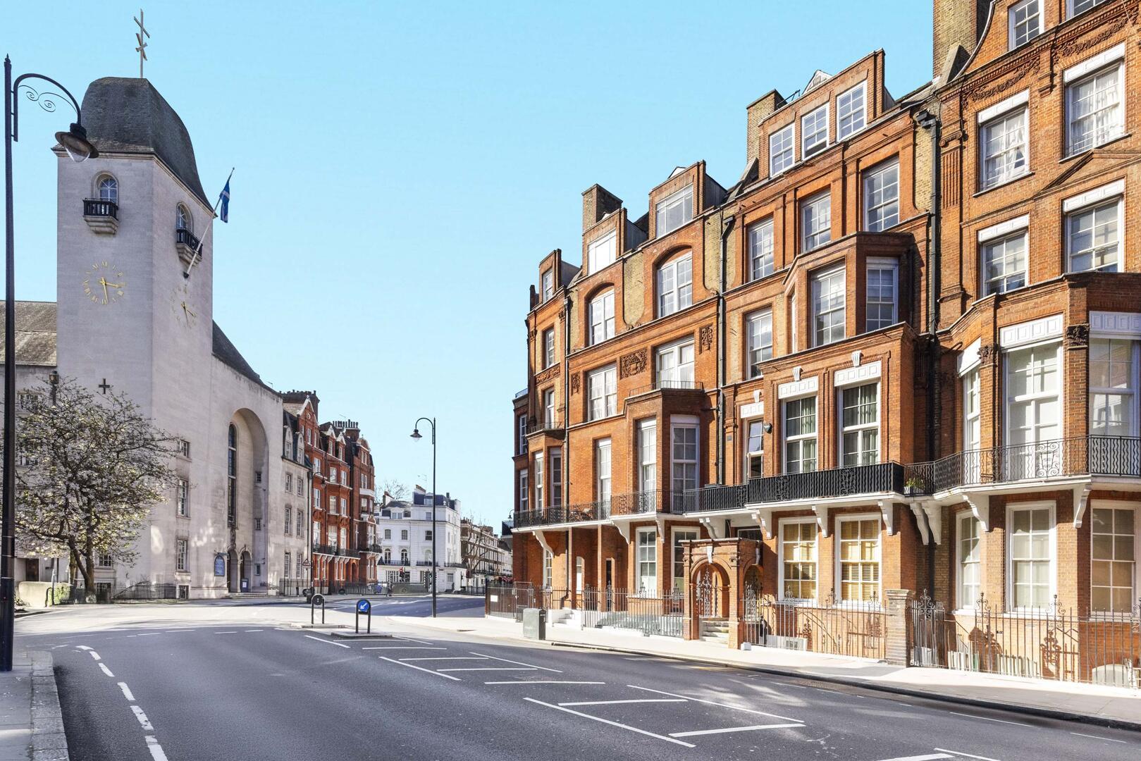 Flat Pont Street in Greater London