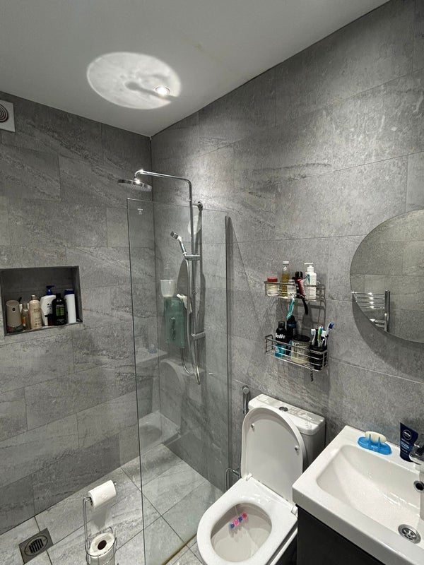 Room Cumberland Road in Greater London