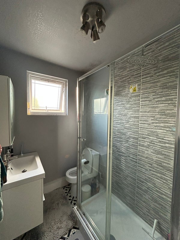 Room Cumberland Road in Greater London