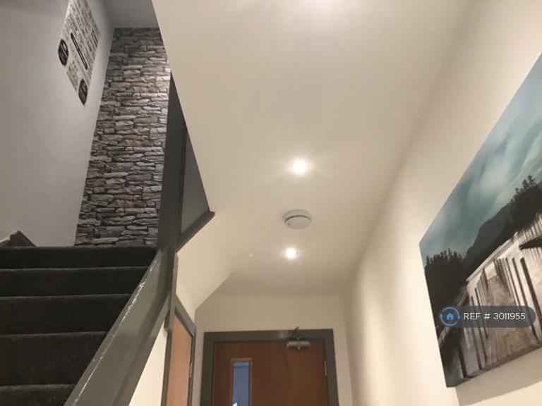 Room Crantock Drive in Stockport