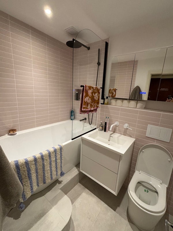 Room Earlsfield Road in Greater London
