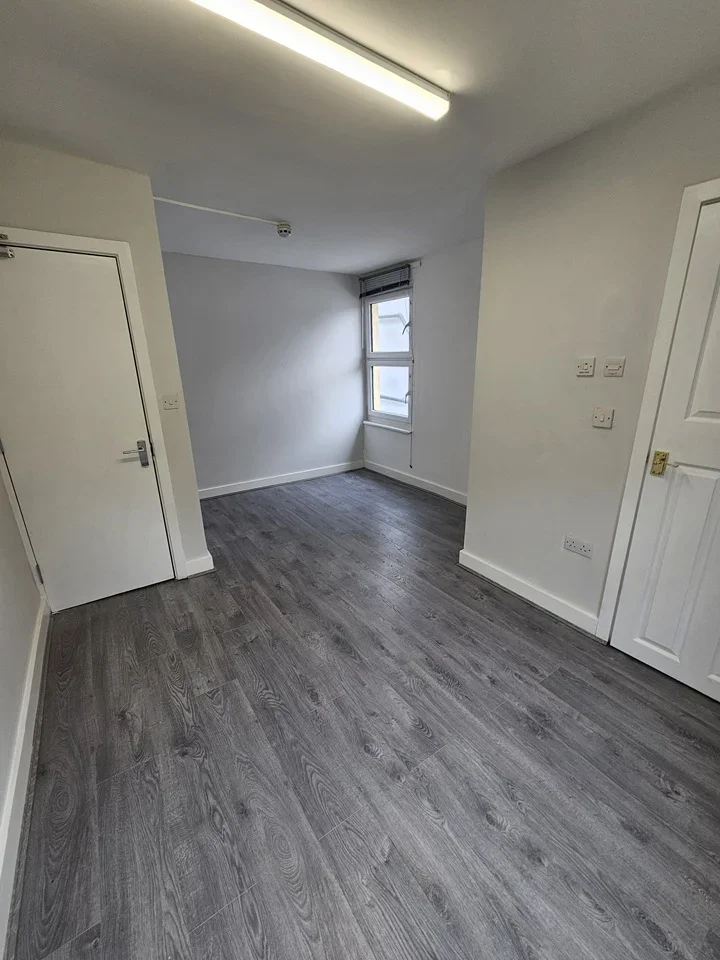 Flat Oakfield Road in Greater London