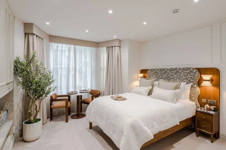 Flat Longridge Road in Greater London