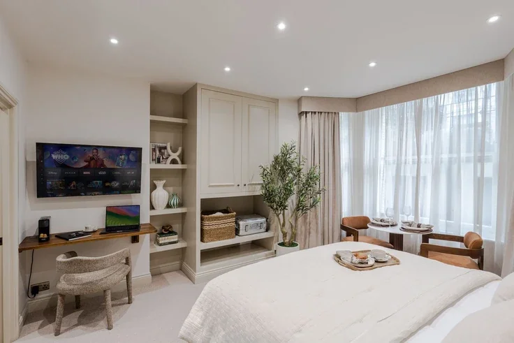 Flat Longridge Road in Greater London