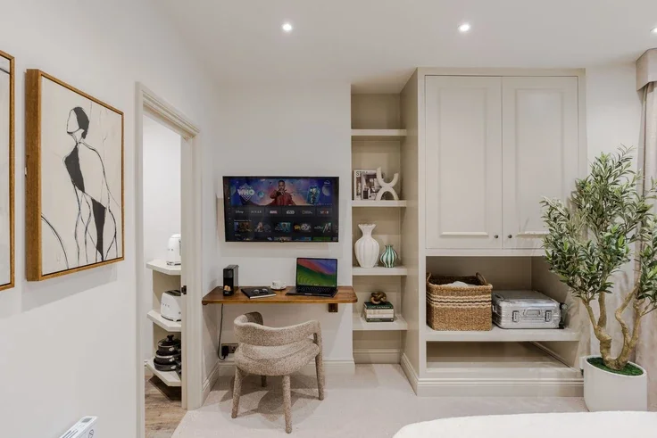 Flat Longridge Road in Greater London