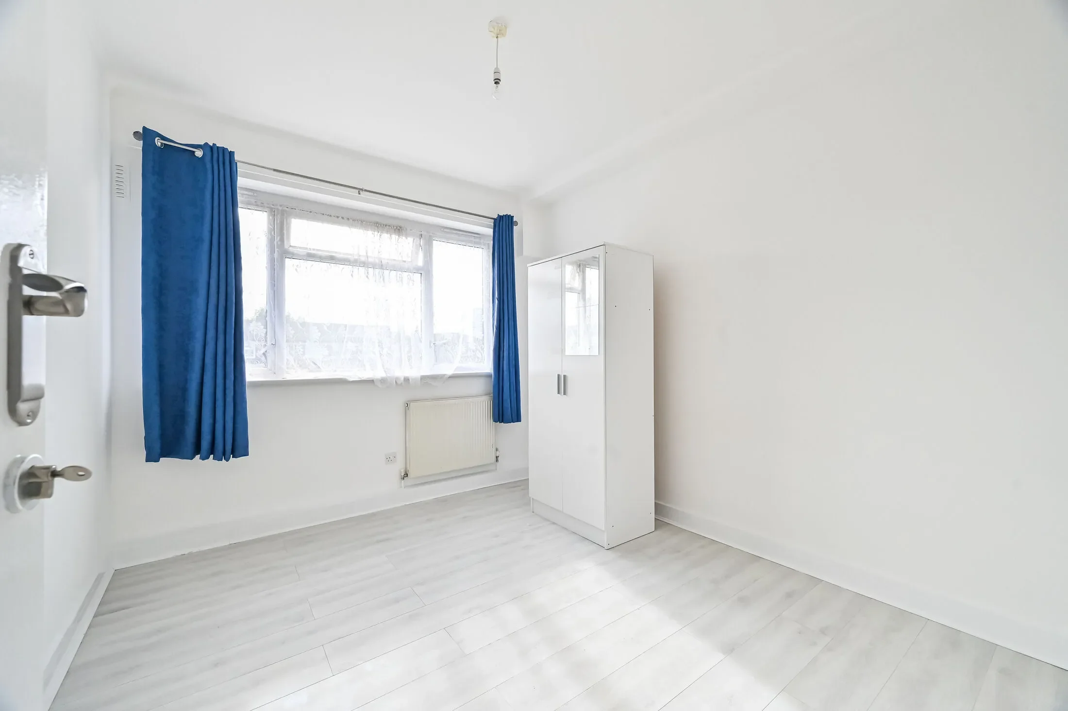 Flat Lawrence Close in Greater London
