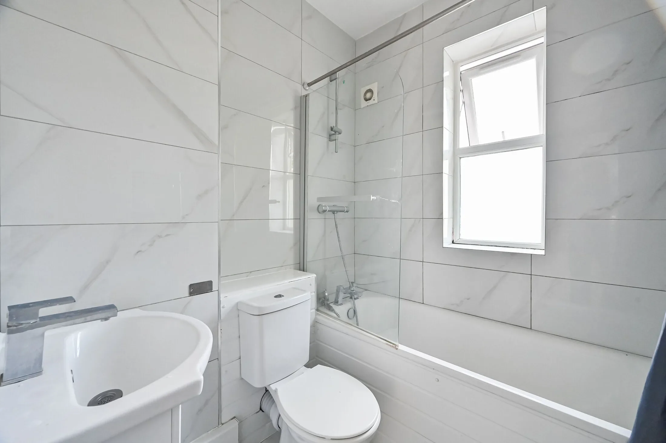 Flat Lawrence Close in Greater London