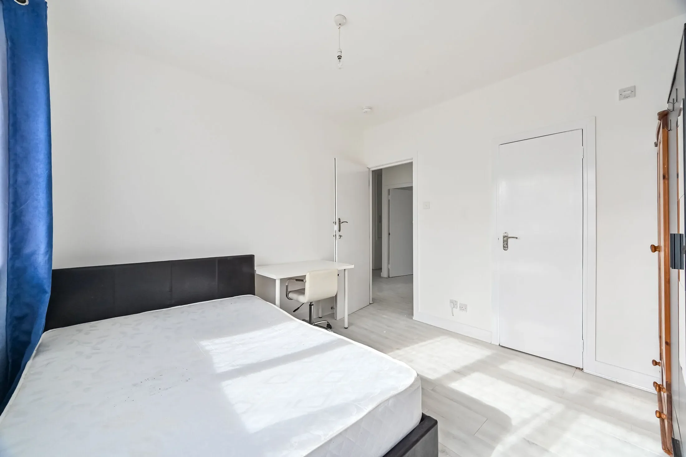Flat Lawrence Close in Greater London