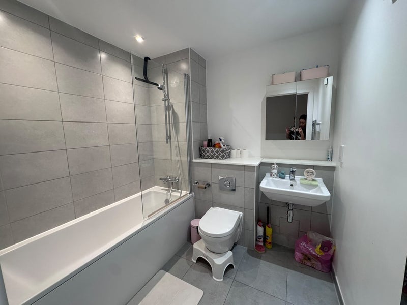 Flat Silvertown Way in Greater London