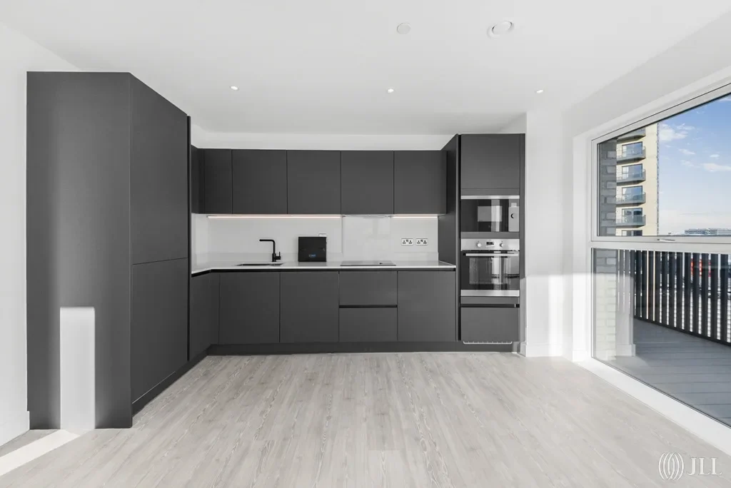 Flat Chiswick High Road in Greater London