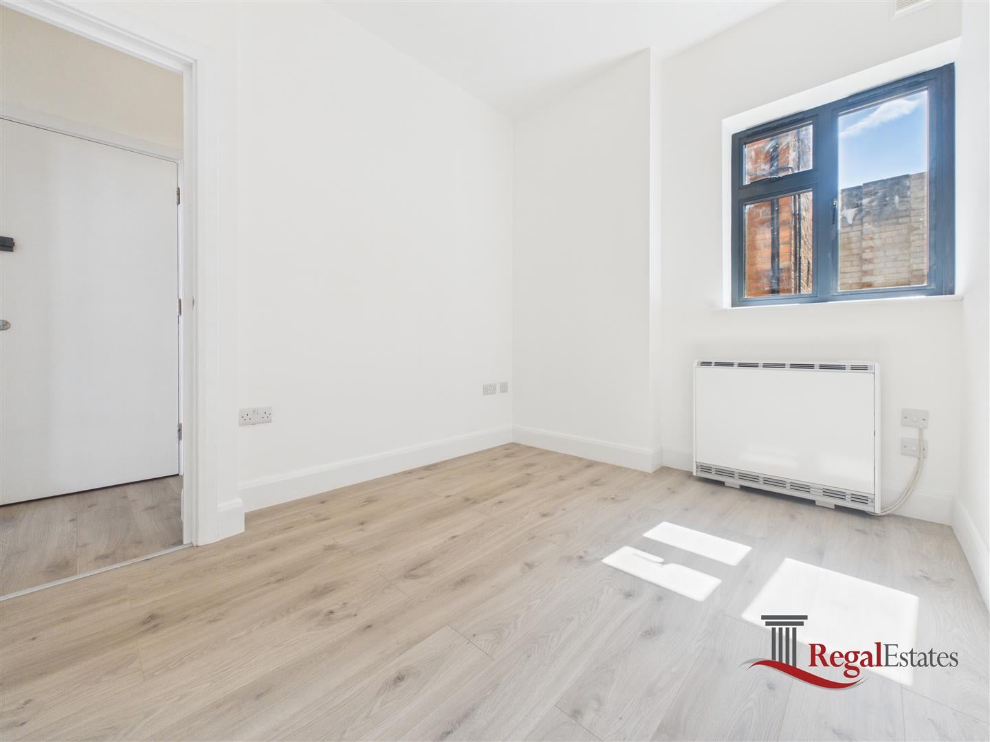 Flat Colin Road in Greater London