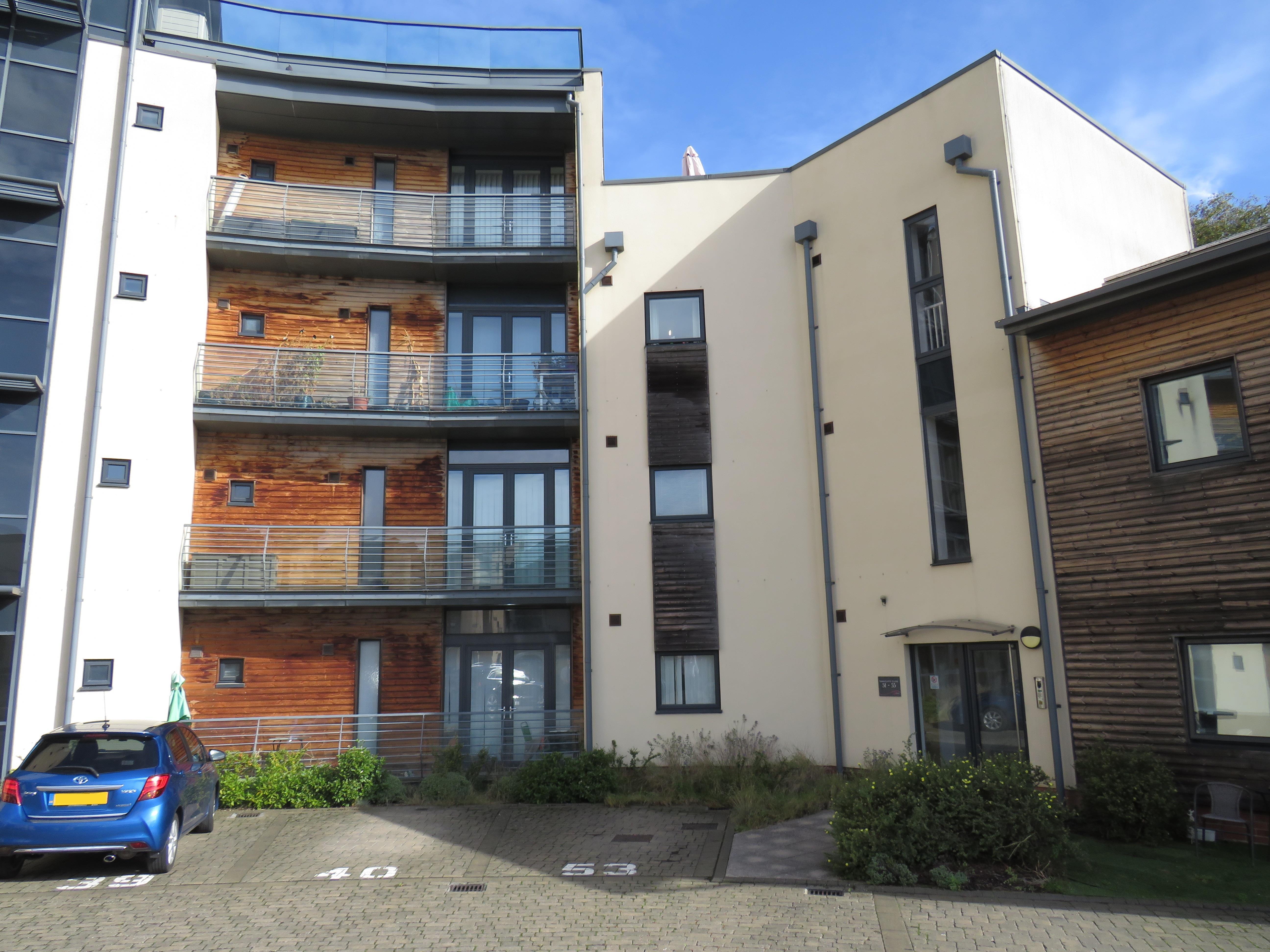 Flat Tunnicliffe Close in Swindon