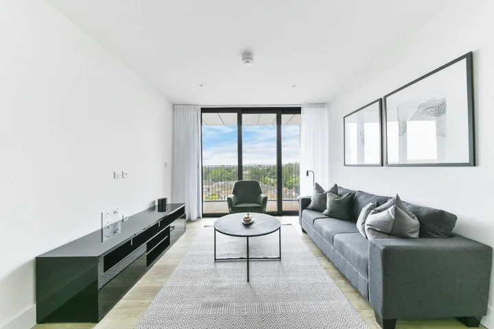 Flat Fairfield Avenue in Borough of Spelthorne