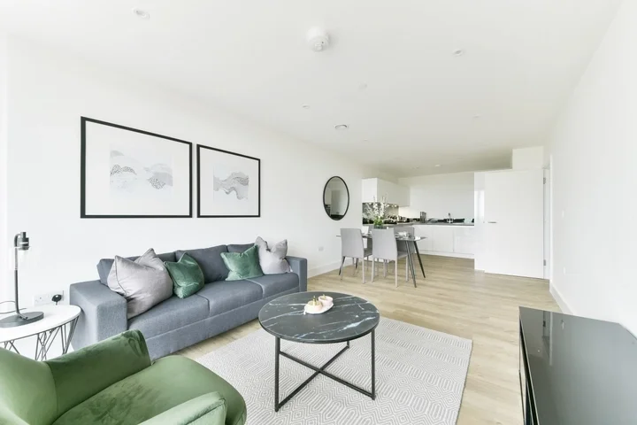 Flat Fairfield Avenue in Borough of Spelthorne