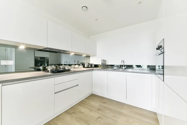 Flat Fairfield Avenue in Borough of Spelthorne