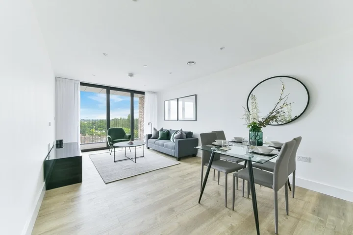 Flat Fairfield Avenue in Borough of Spelthorne