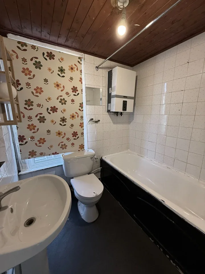 Room Clova Road in Greater London