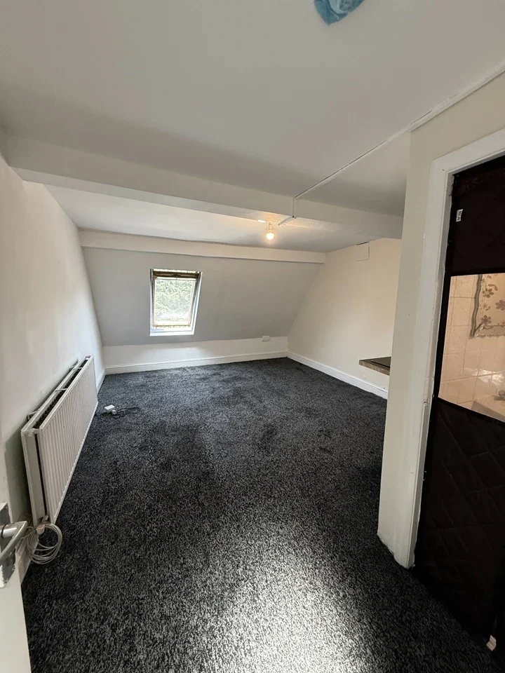 Room Clova Road in Greater London