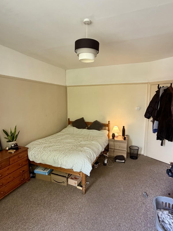 Room West Road in Greater London