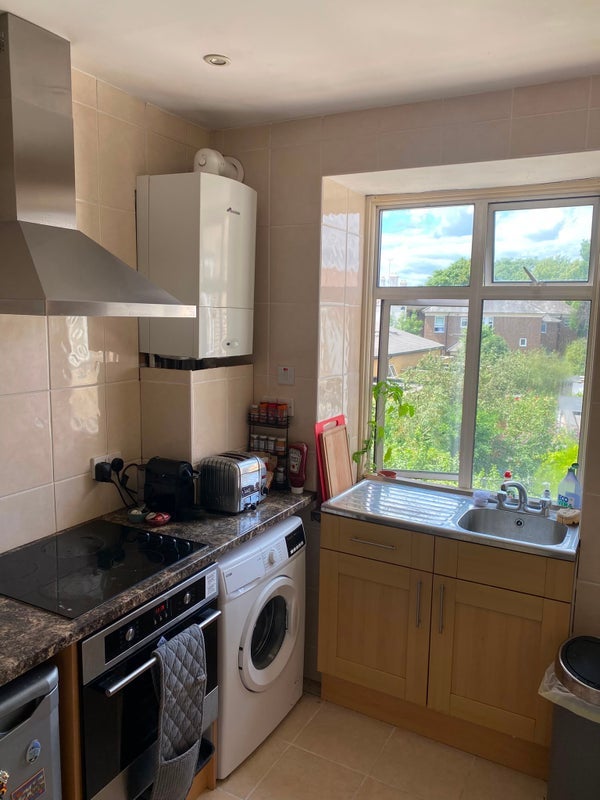 Room West Road in Greater London