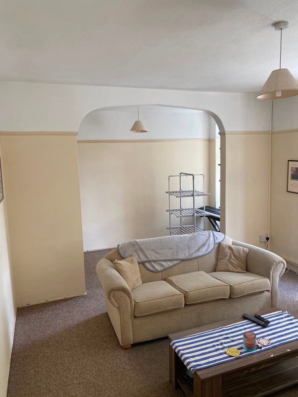 Room West Road in Greater London